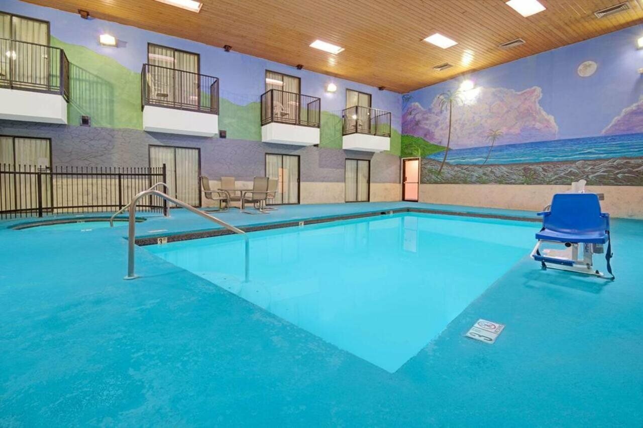 Фото Days Inn by Wyndham East Albuquerque