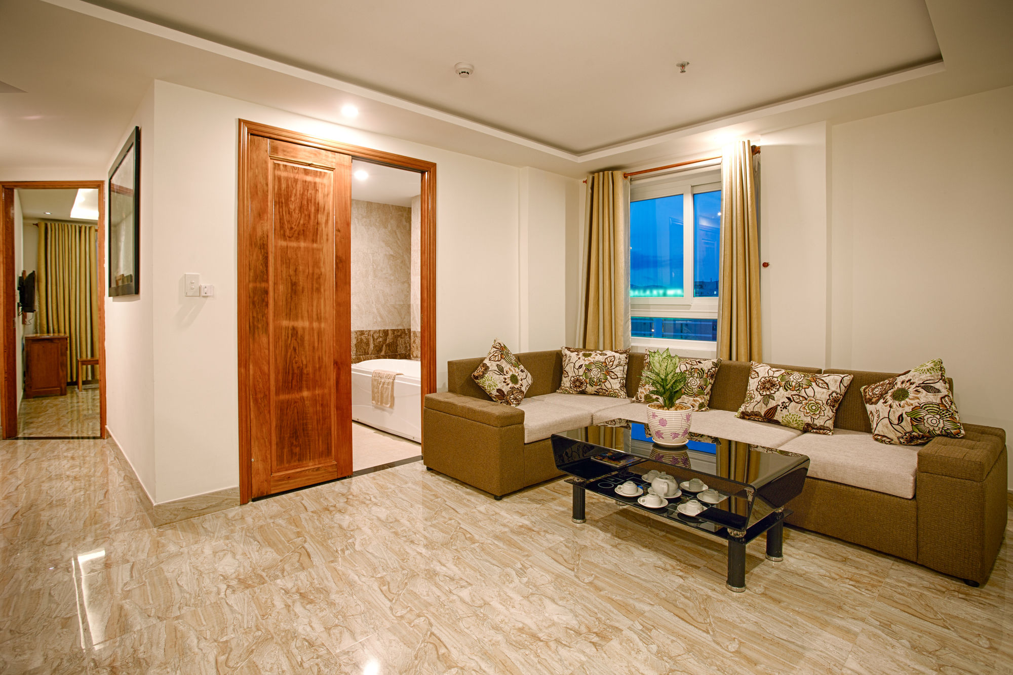 Фото Titan Hotel