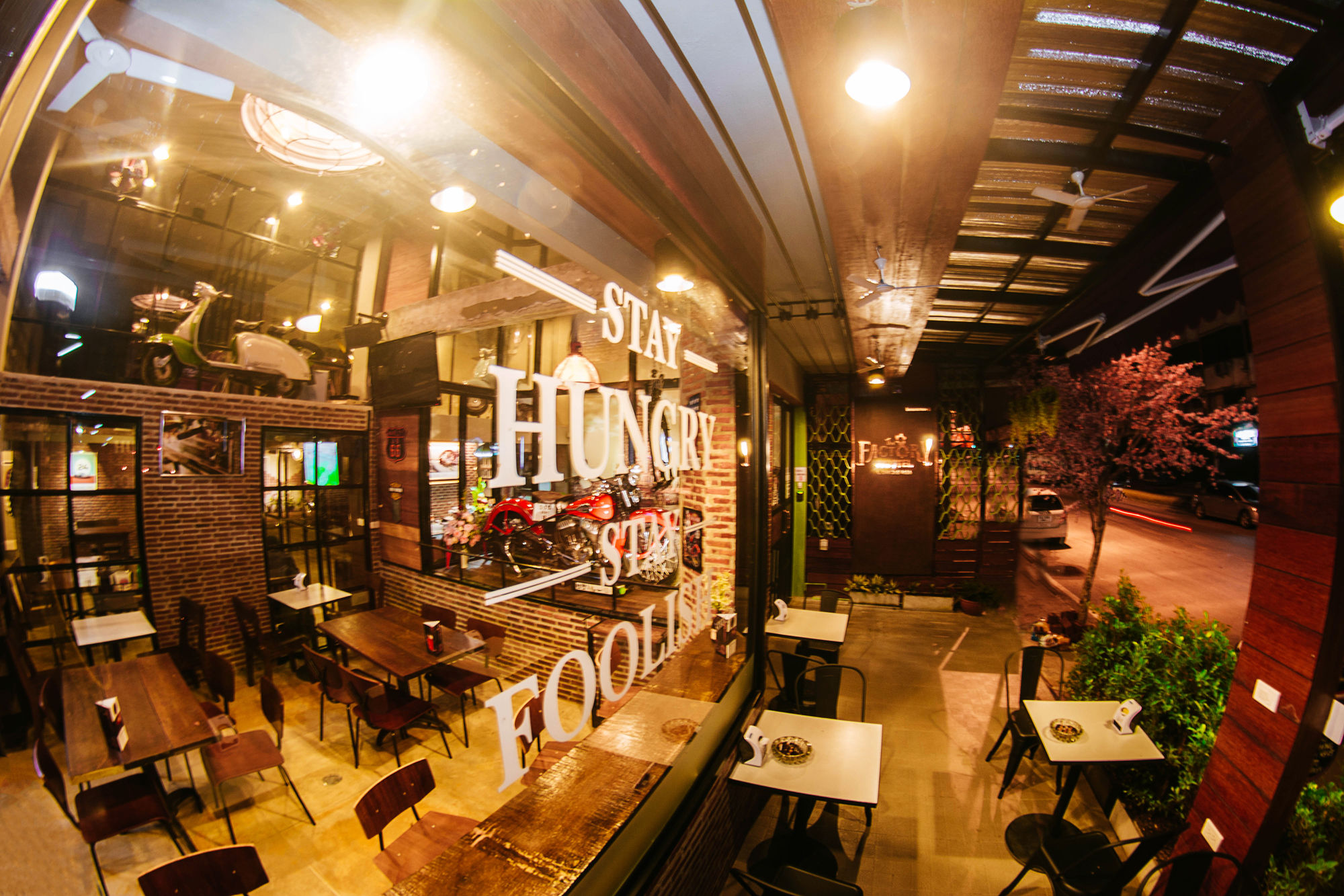 Фото The 8 Factory Hostel Phitsanulok