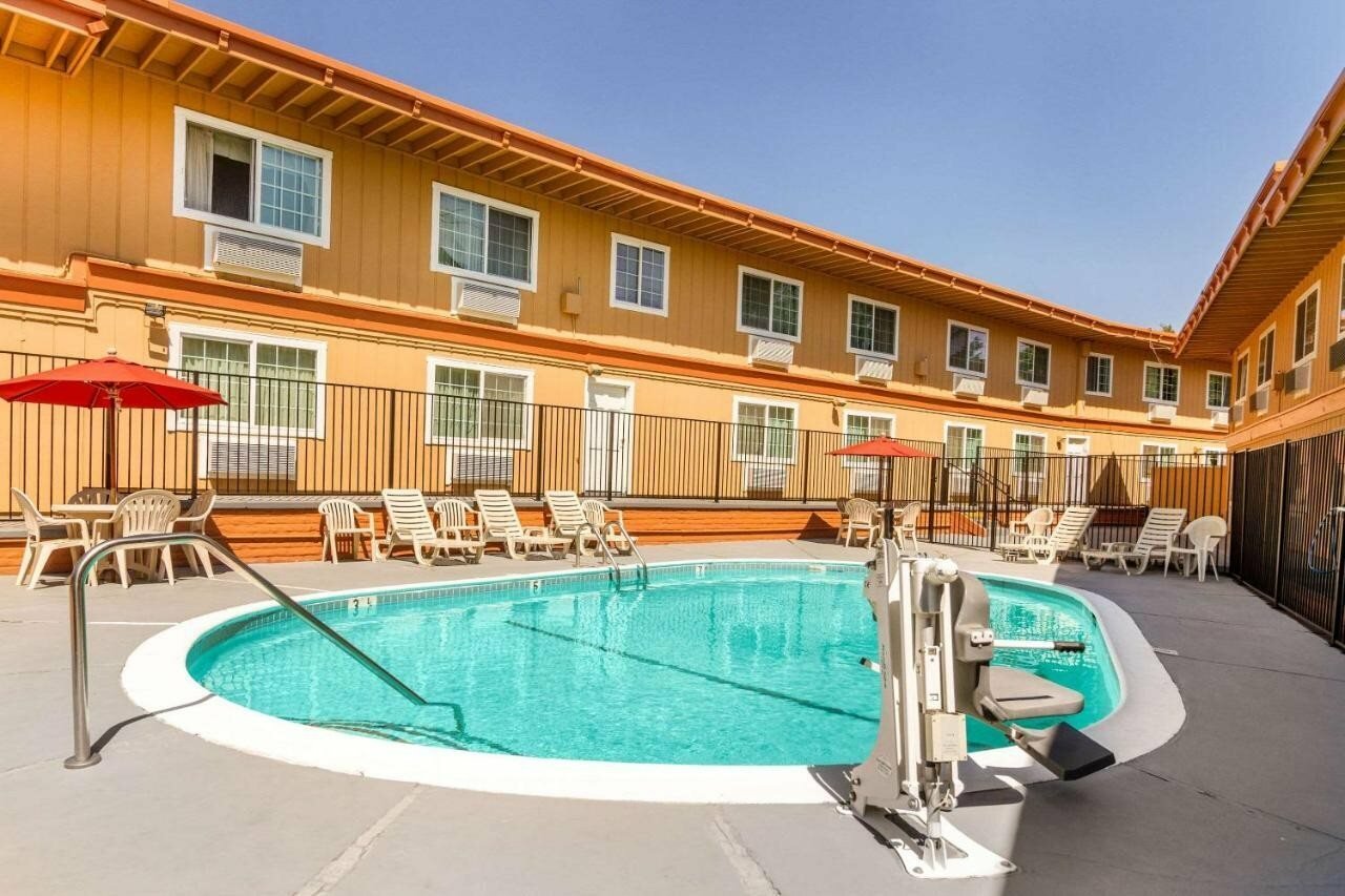 Фото Auburn House Hotel