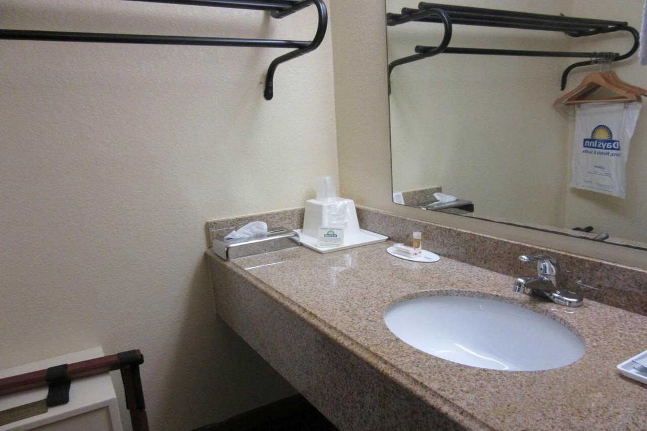 Фото Days Inn by Wyndham Columbia Ne Fort Jackson