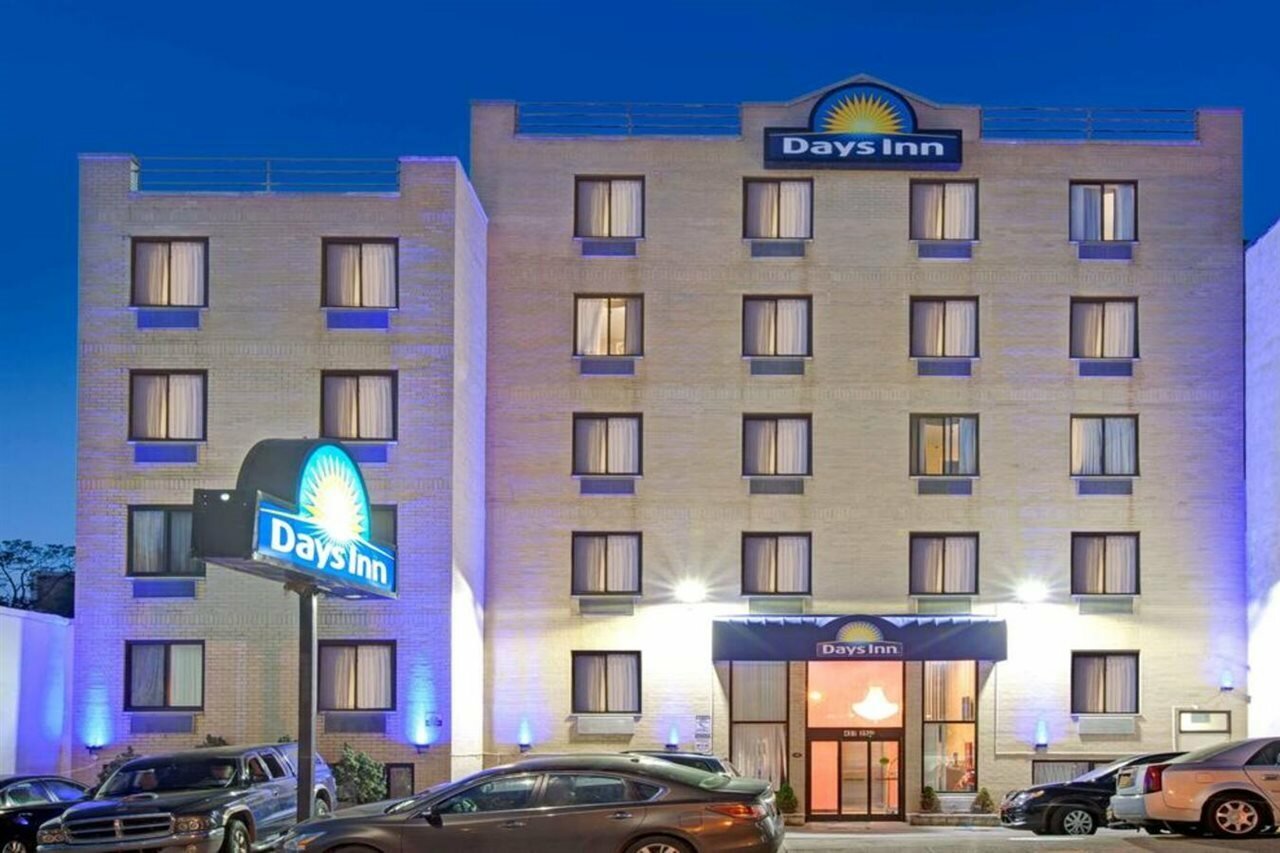 Фото Days Inn by Wyndham Brooklyn