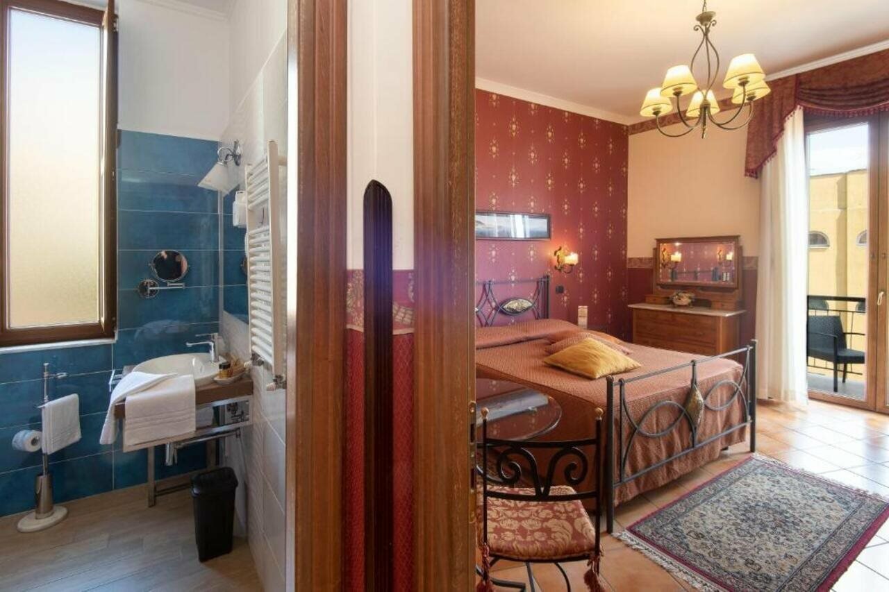 Фото Pinto Storey Hotel