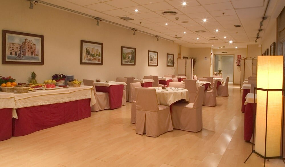 Фото Hotel Infanta Mercedes