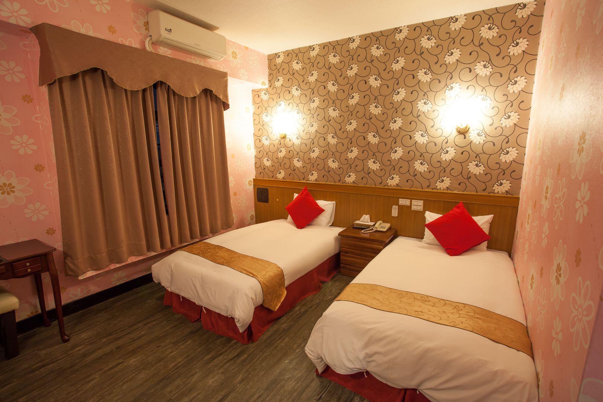 Фото Chiayi Crown Hotel