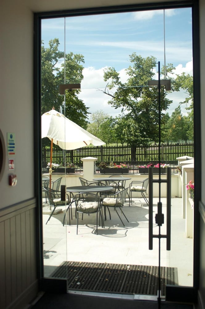 Фото The London Pembury Hotel