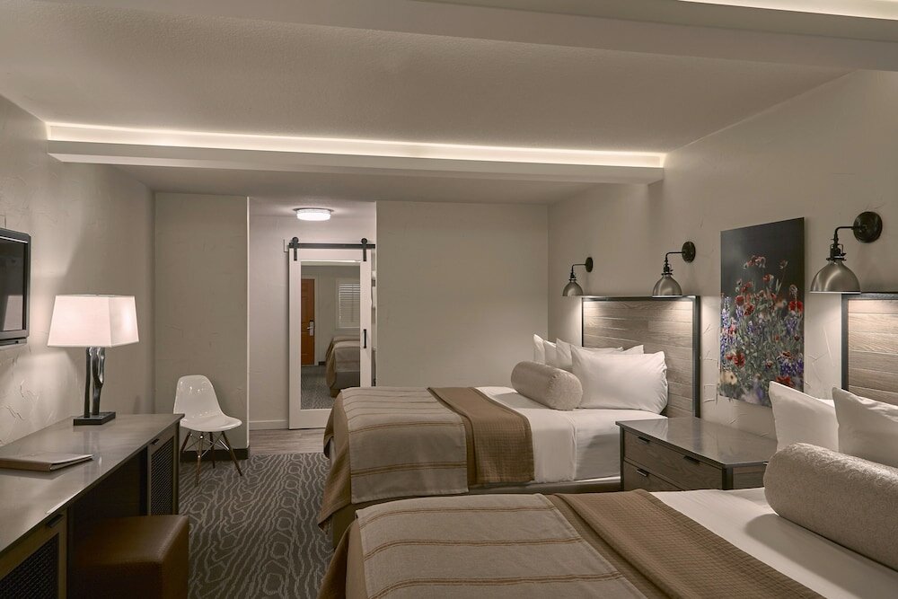 Фото Fredericksburg Inn & Suites