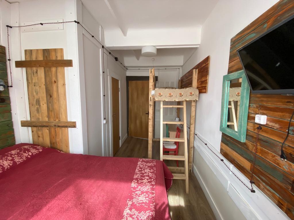 Фото Каморка с Лежанкой у окна