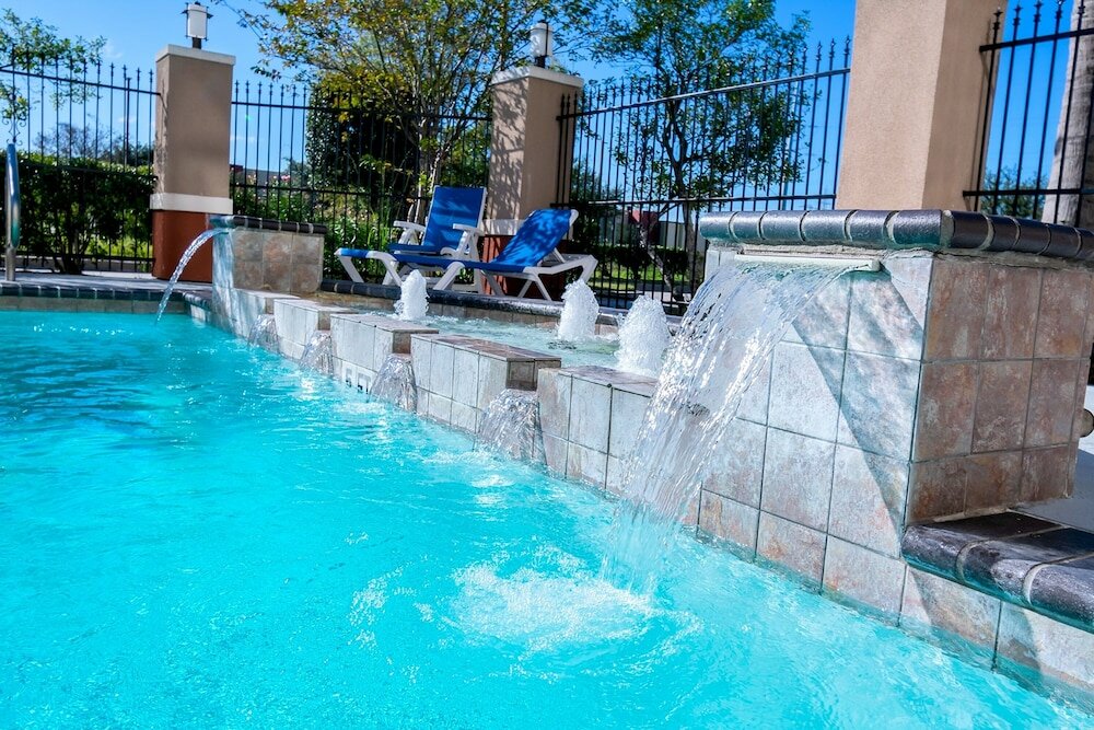 Фото Holiday Inn Express Hotels & Suites East Houston, an Ihg Hotel