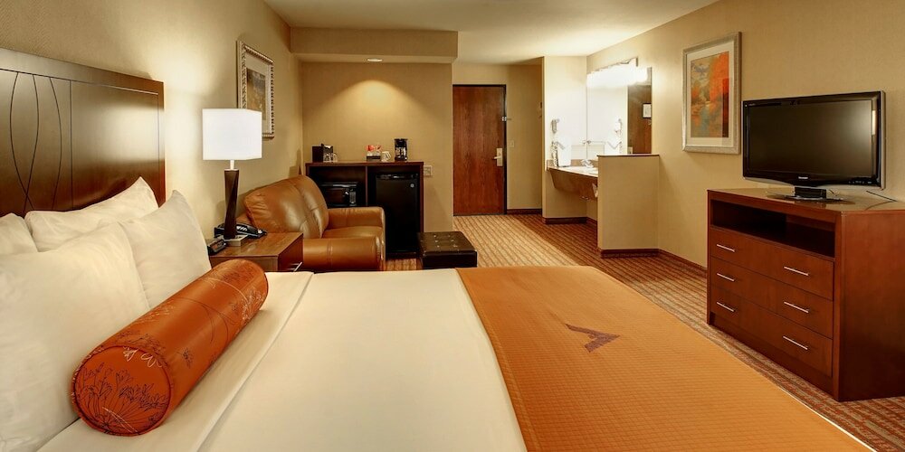 Фото Phoenix Inn Suites South Salem