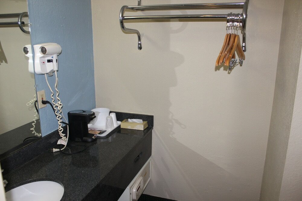 Фото Tampa Inn - Near Busch Gardens