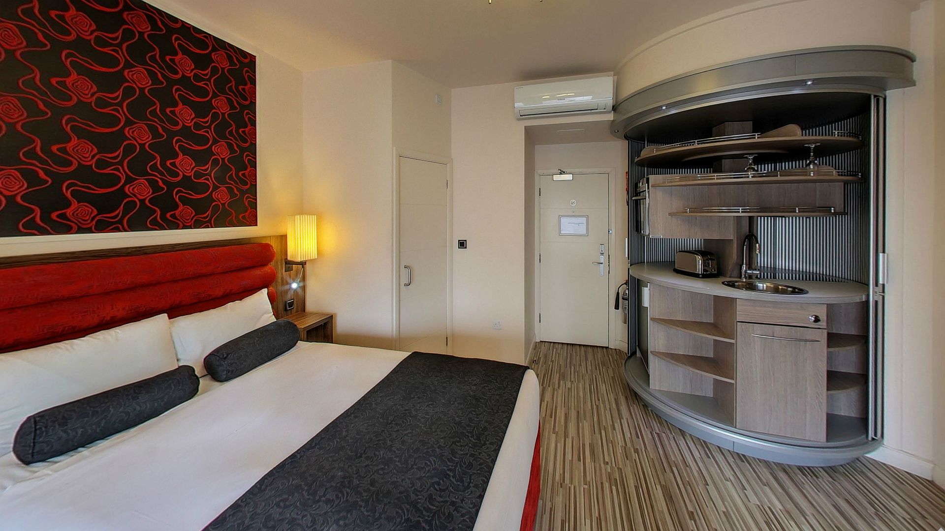 Фото Simply Rooms & Suites