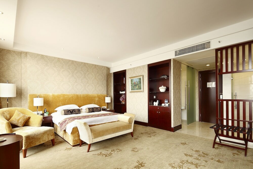 Фото Zhenbao Holiday Hotel Nanjing Yuhua