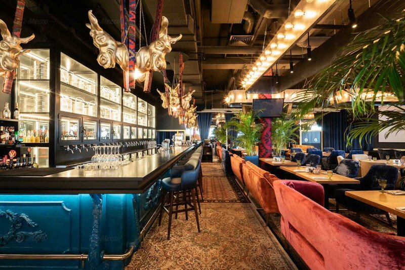 Mashhur modellar restoranda oyoqlarini yoyishadi