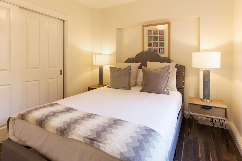 Фото Bright Apartment in Marble Arch by Allô Housing