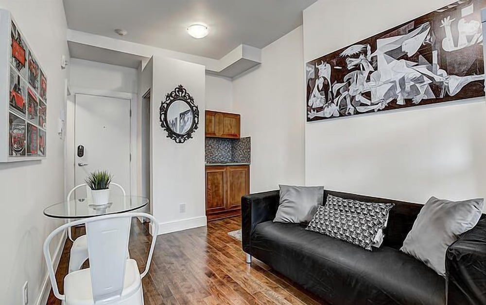 Фото Destination Stays Montreal Downtown