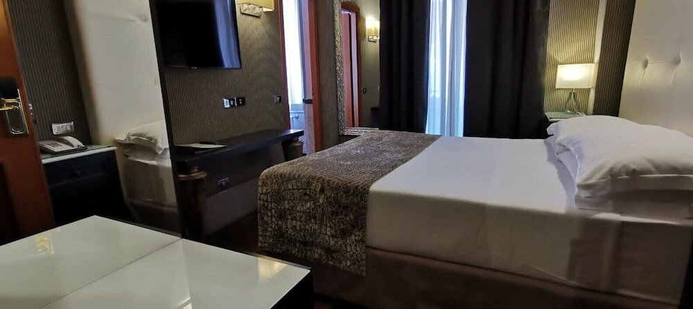 Фото Royal Court Hotel