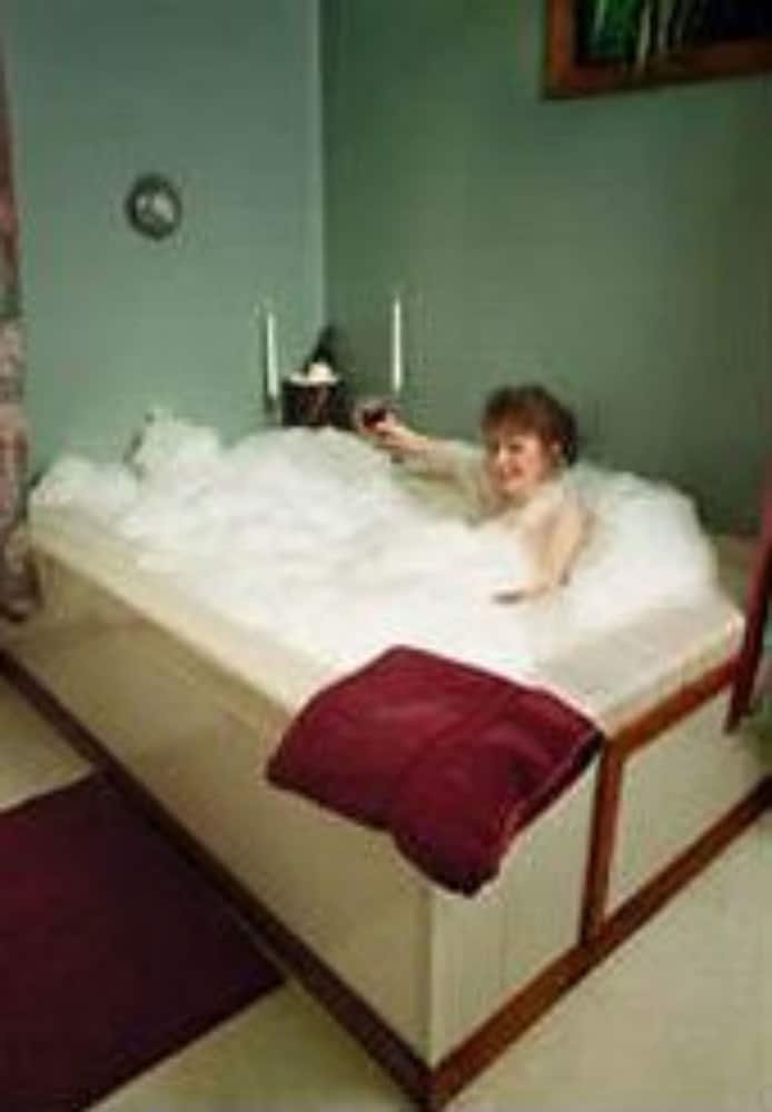 Фото 7 Gables Inn & Suites