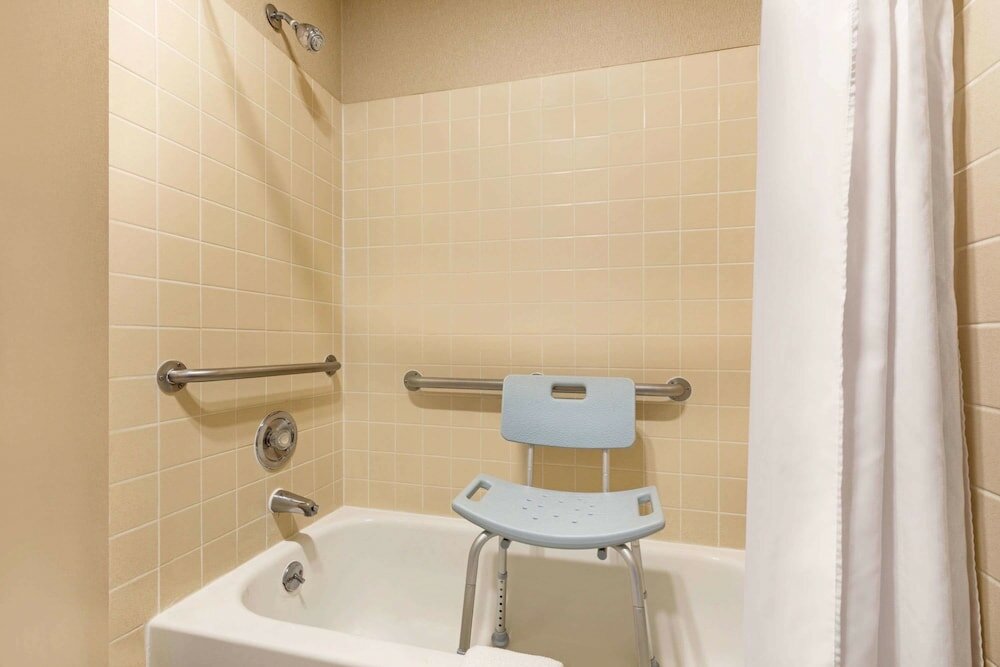 Фото Days Inn by Wyndham Auburn