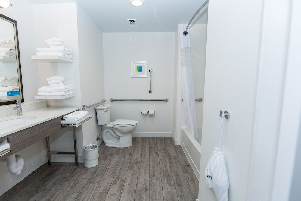 Фото Hampton Inn & Suites Syracuse North Airport Area