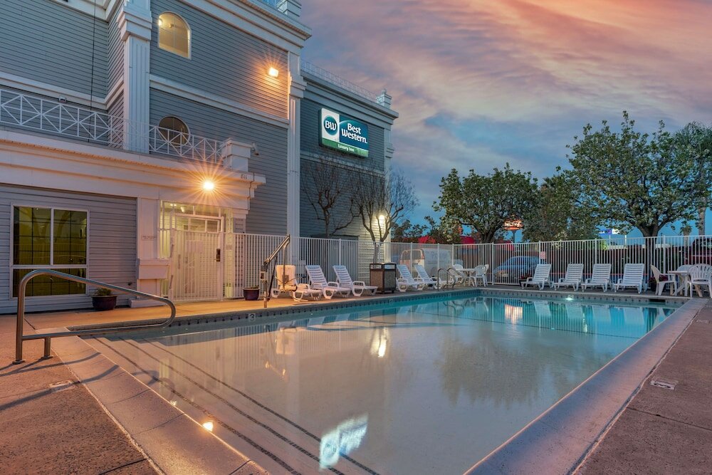 Фото Best Western Luxury Inn