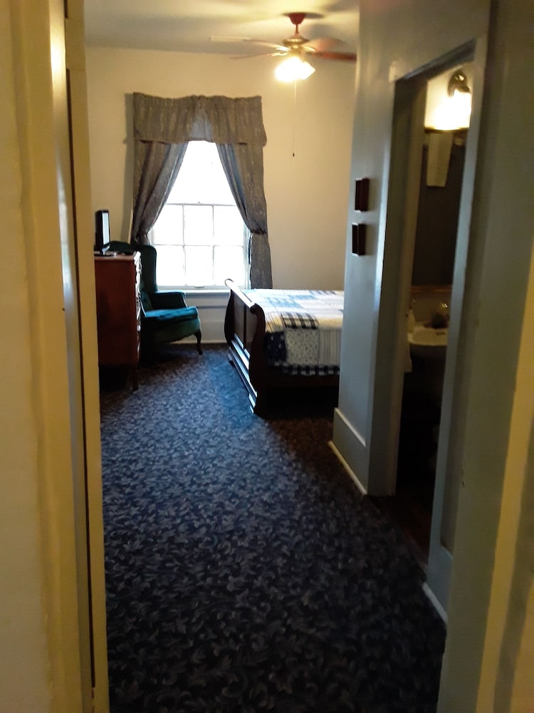 Фото Hall Place Bed and Breakfast