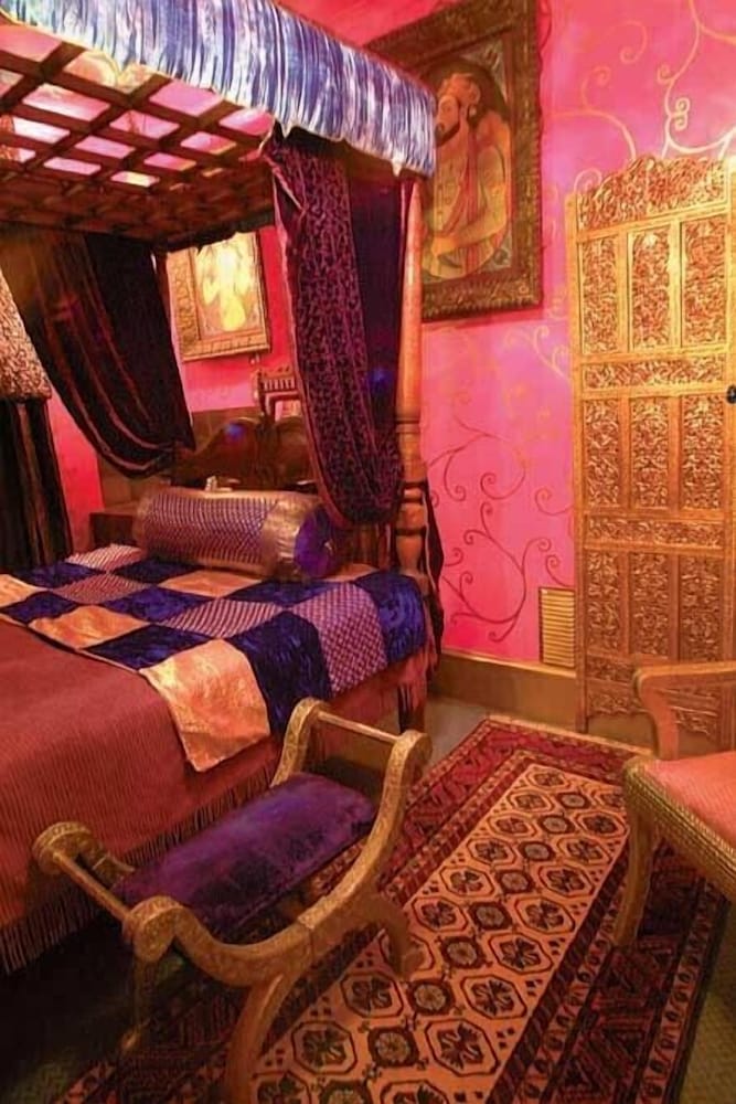 Фото The Pavilion Hotel