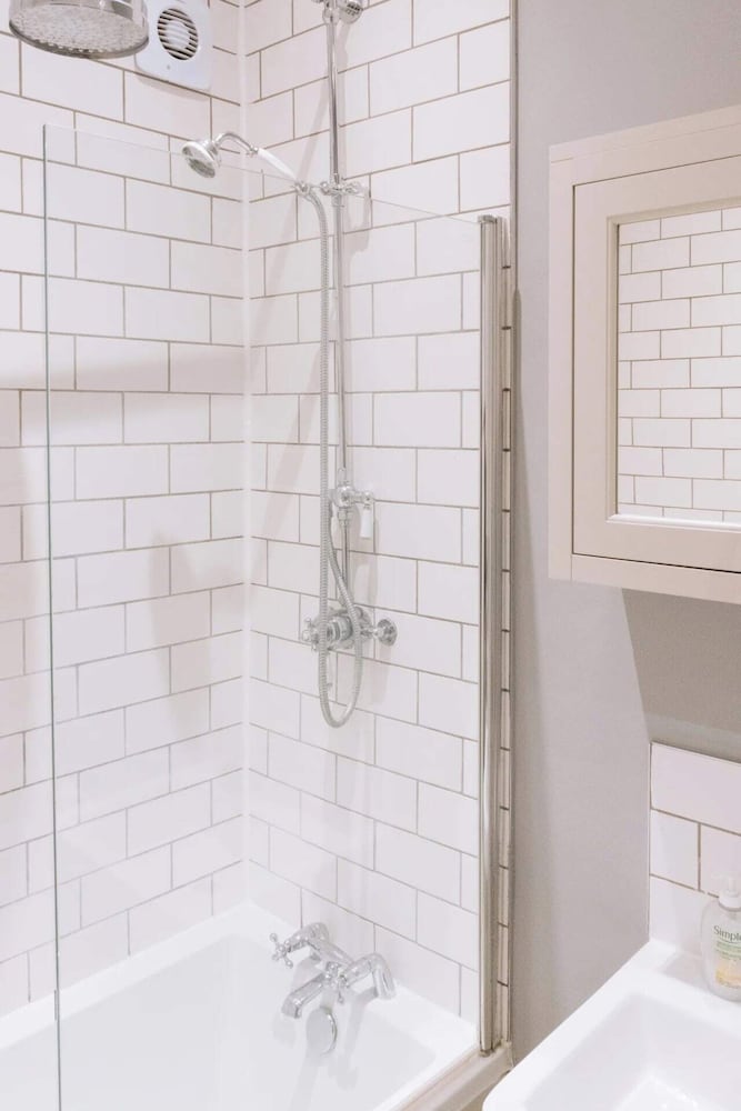 Фото Spacious & Welcoming 2bd Flat - Edinburgh