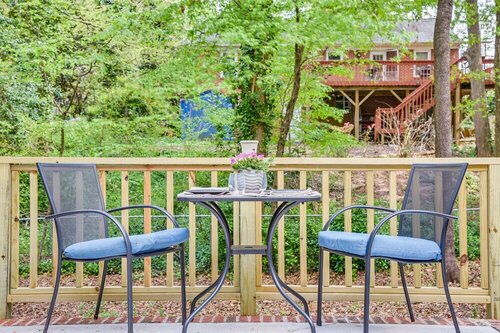 Гостиница Beautiful Raleigh Cottage Rental: 5 Mi to Downtown в Роли
