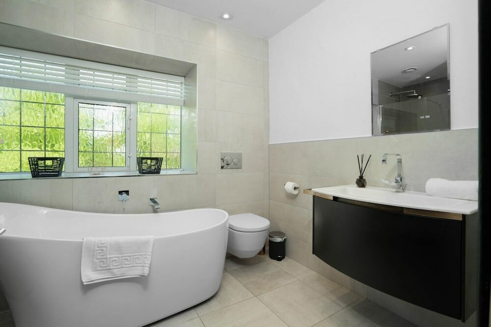 Фото Luxury Designer Mansion in West Midlands Countryside