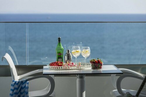 Гостиница Mackenzie Zoe Seafront Suite в Ларнаке