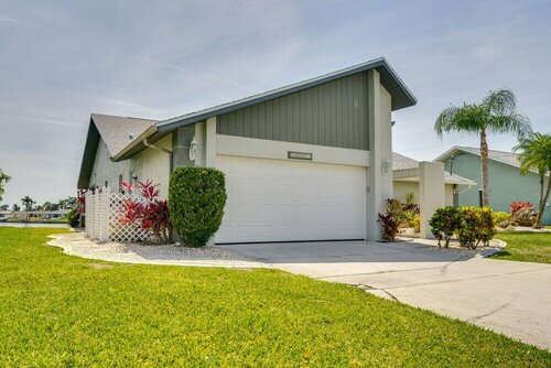Гостиница Waterfront Cape Coral Home w Pool & Gulf Access в Кейп Корал