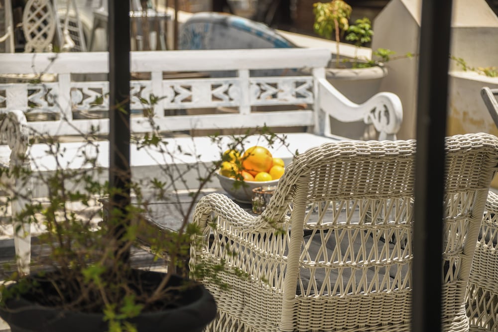 Фото Elegant 1br Apt w Balcony in the City