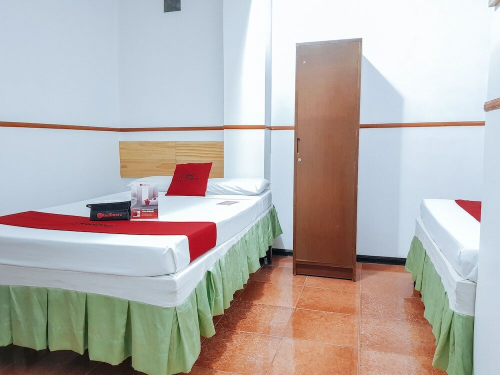 Фото RedDoorz @ Humayhumay Road Lapulapu