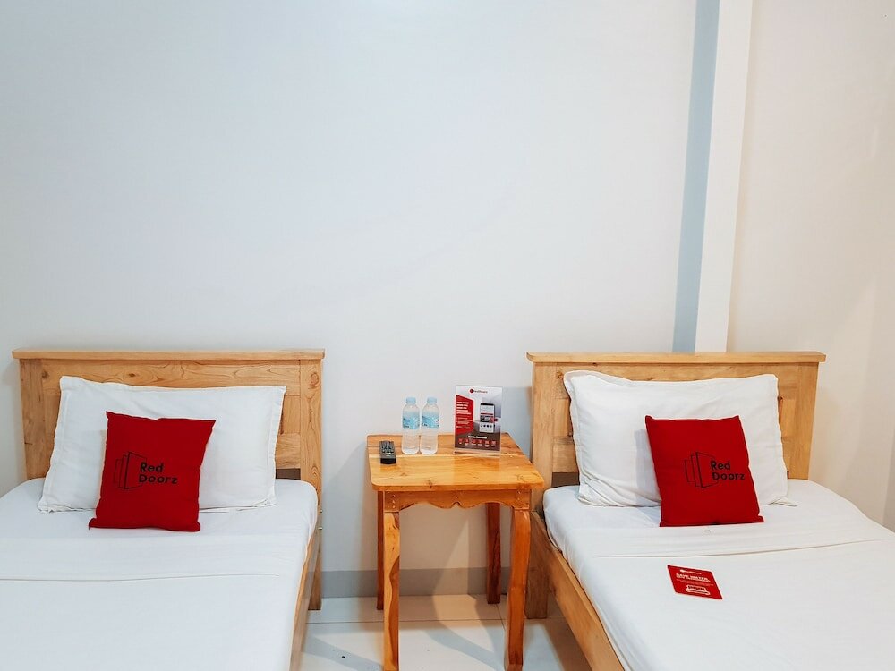 Фото RedDoorz near Ramiro Community Hospital