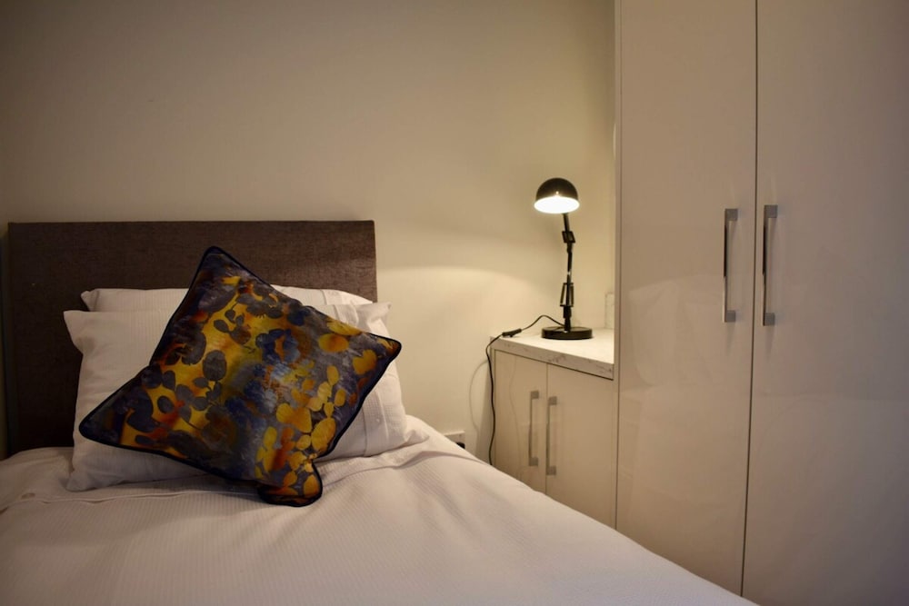 Фото Renovated 2 Bedroom Dublin Flat by City Centre