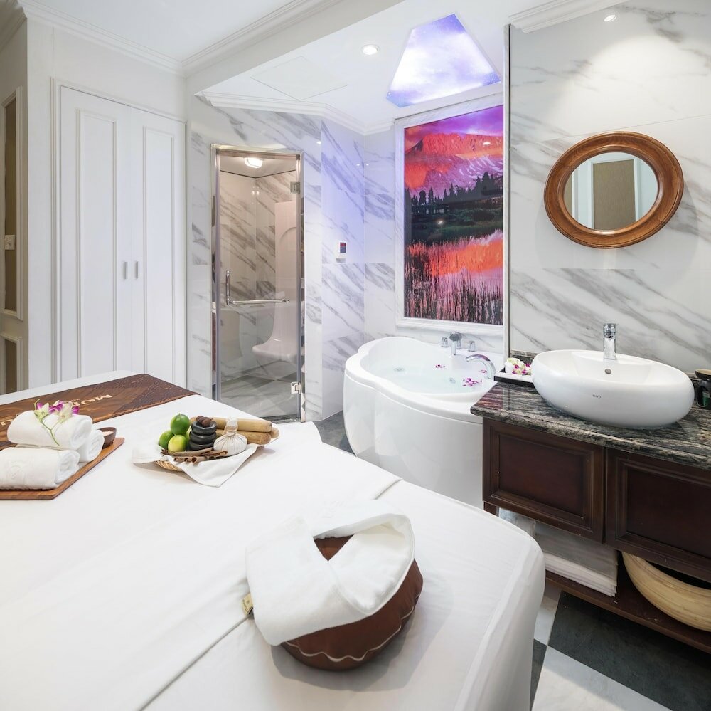 Фото Monarque Hotel