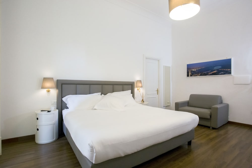 Фото Napoli Class Luxury Rooms & Suites