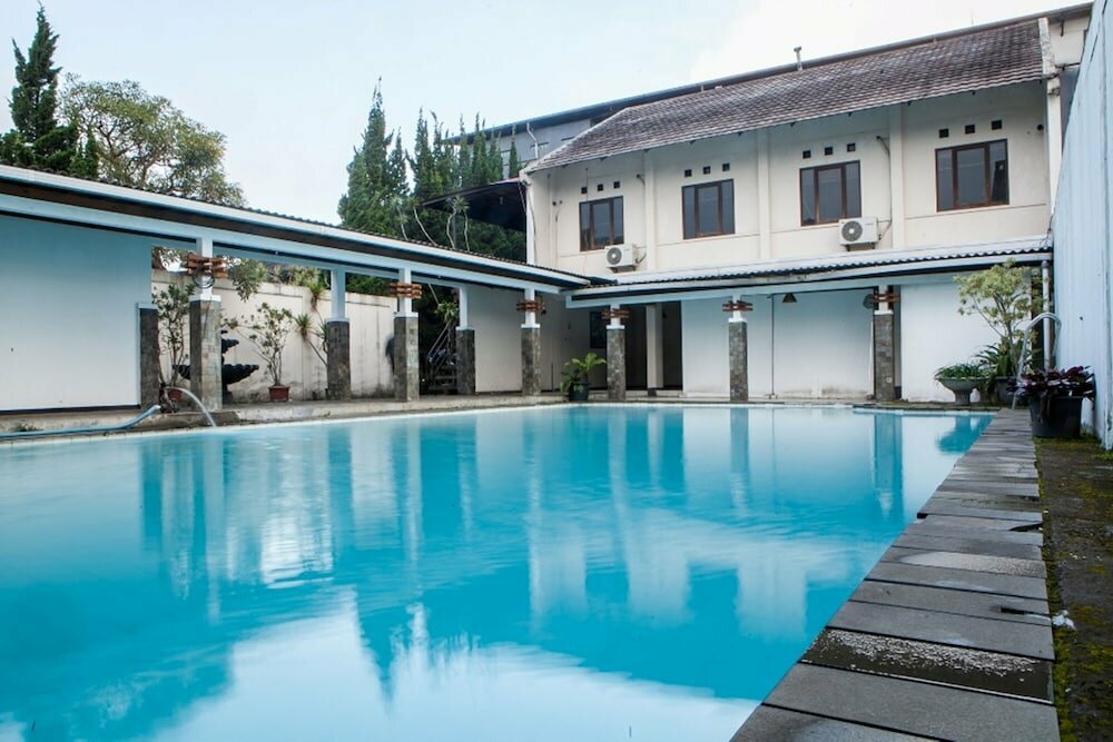 Hotel RedDoorz Plus near Floating Market Lembang, West Java, photo