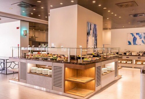 Гостиница Mercure Dubai Barsha Heights Hotel Suites And Apartments в Дубае