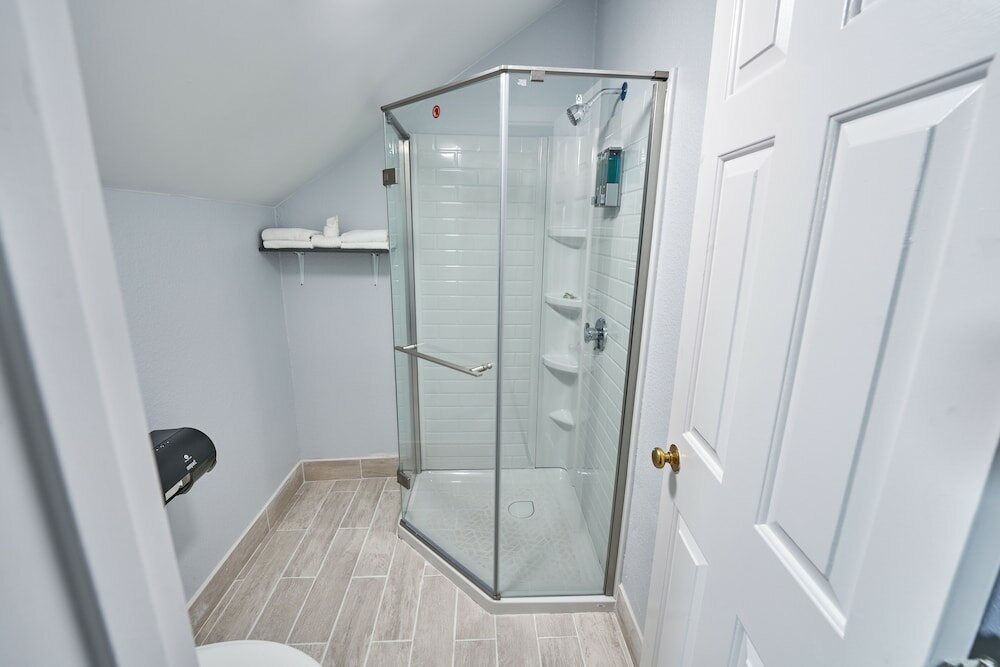 Фото Admiralty Inn & Suites