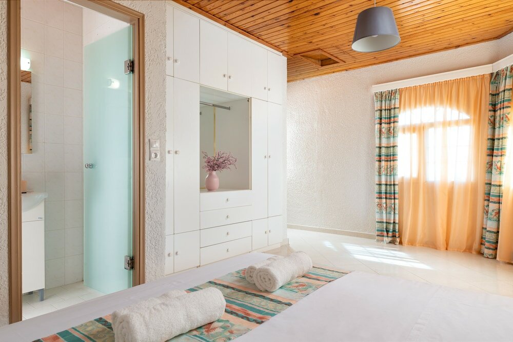 Фото House of Paradise in front of the golf court-sea