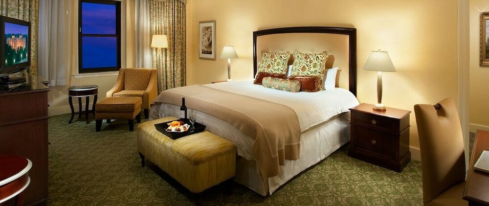 Фото Brighams Suites