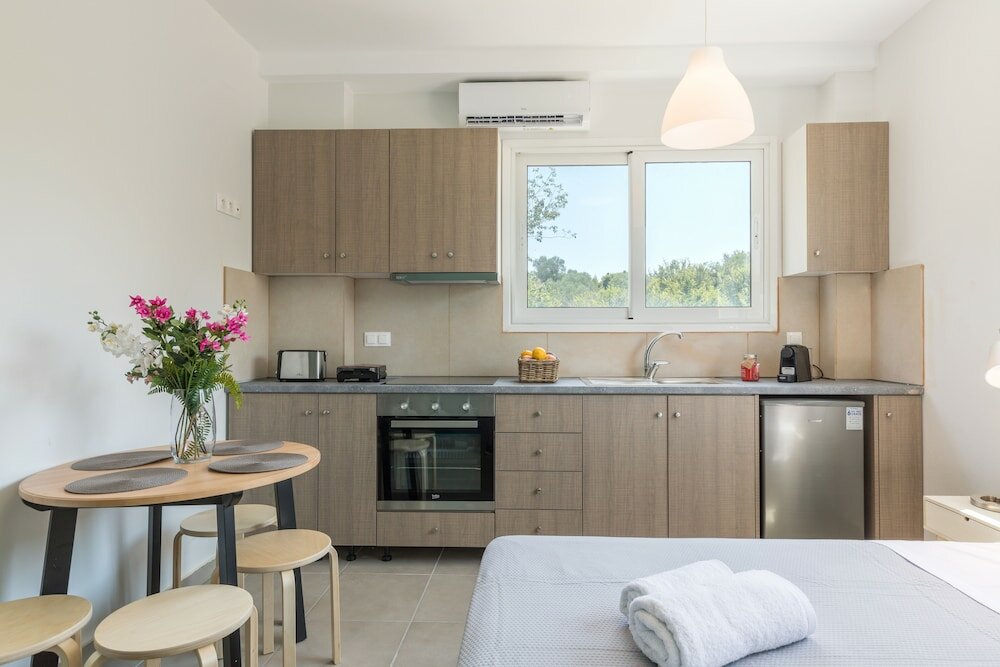 Фото Local Hostel & Suites