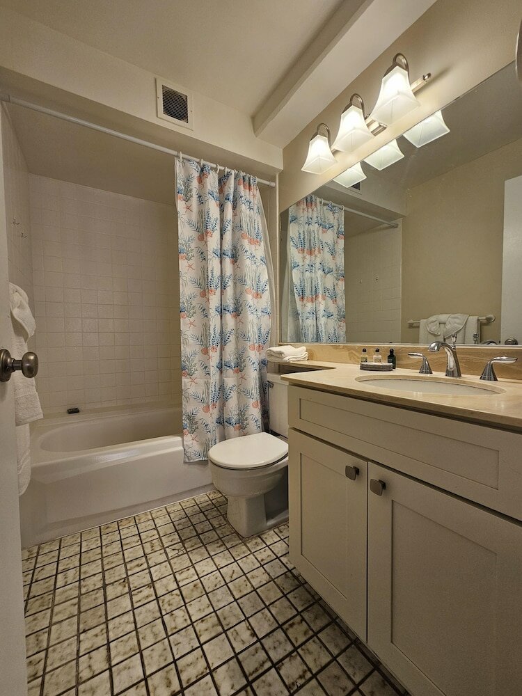 Фото Discovery Bay One Bedroom Condos with Kitchen & Free Wifi!