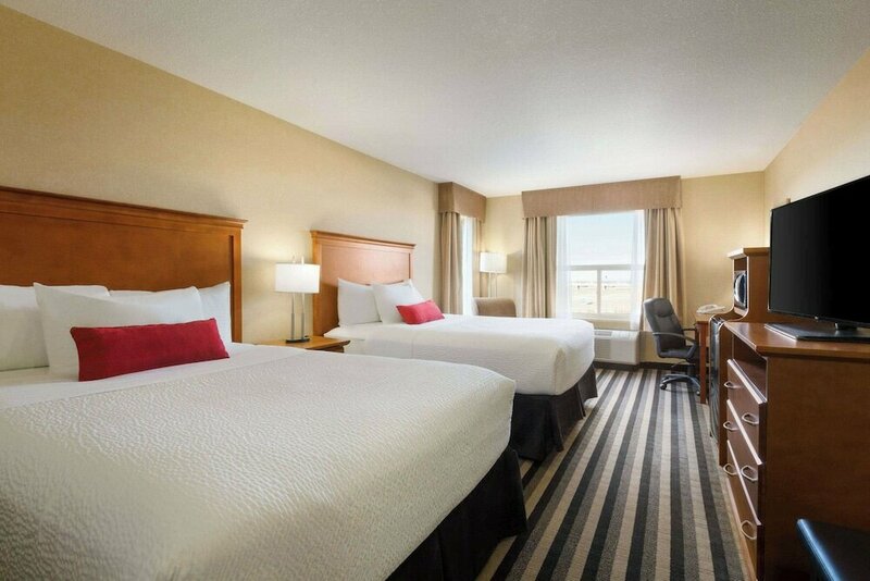 Гостиница Days Inn & Suites by Wyndham Edmonton Airport в Ледуке