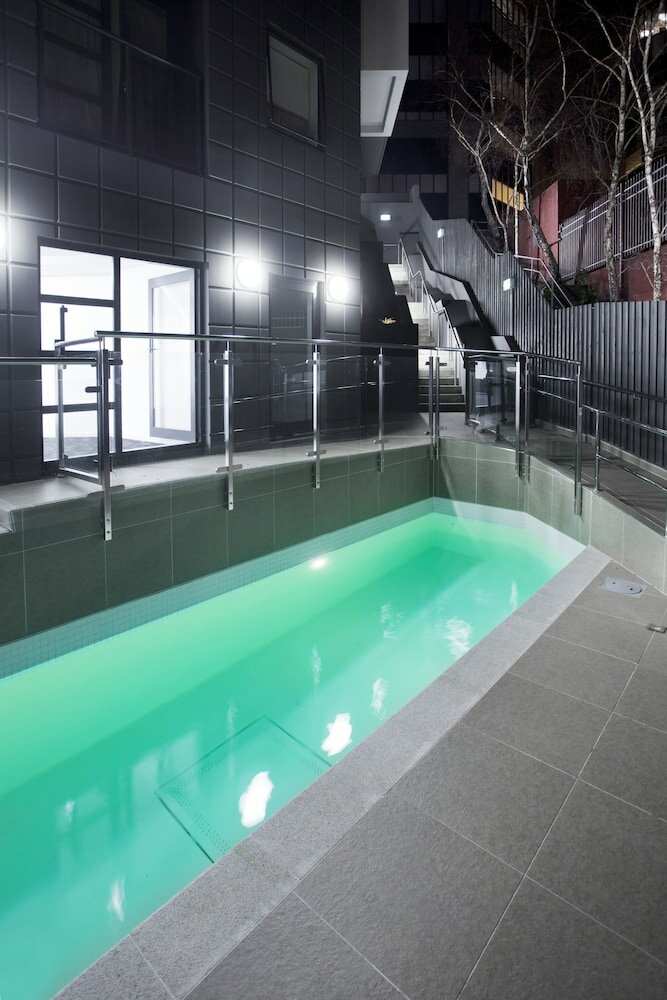 Фото Nesuto St Martins Apartment Hotel