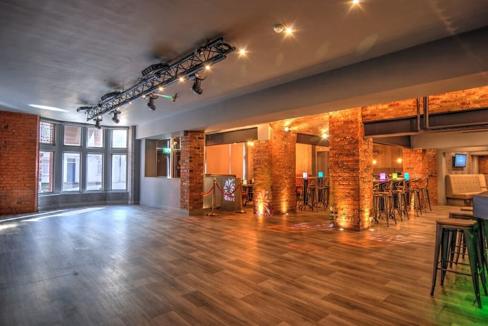 Фото The Royal Hotel Crewe