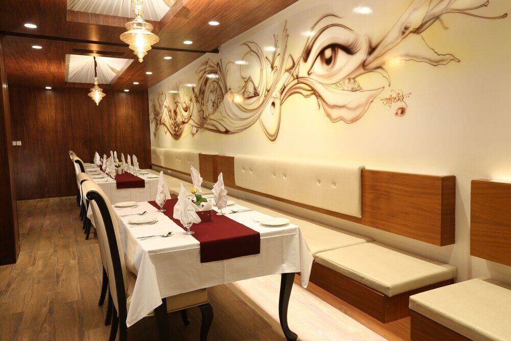 Фото M Crown Hotel