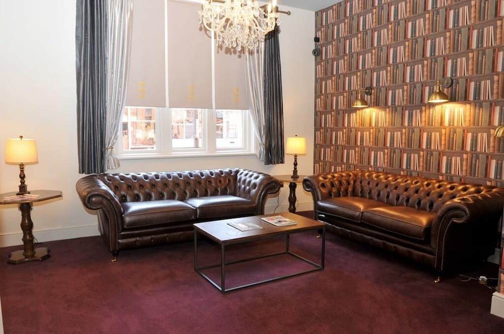 Фото The Royal Hotel Crewe